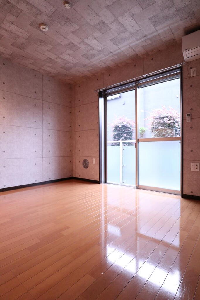 居室・リビング　洋室8帖ございます☆