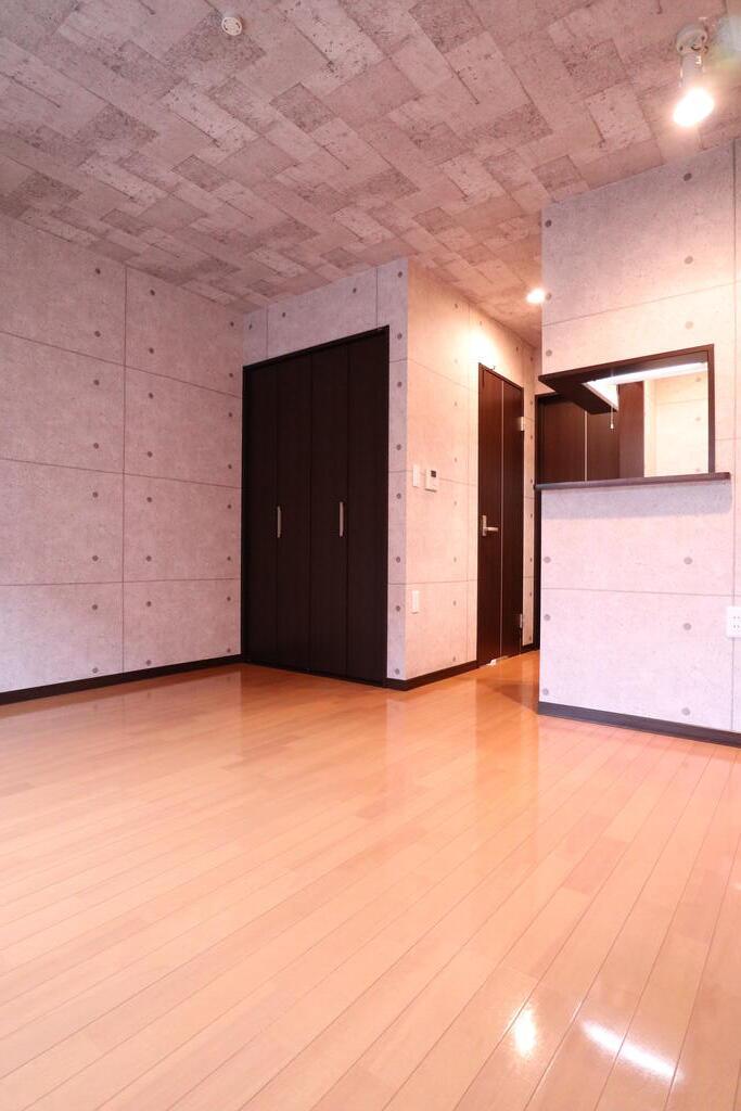 居室・リビング　駅前にはお店がたくさんあります☆