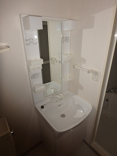 洗面設備　キャビネットに収納も豊富にご用意。