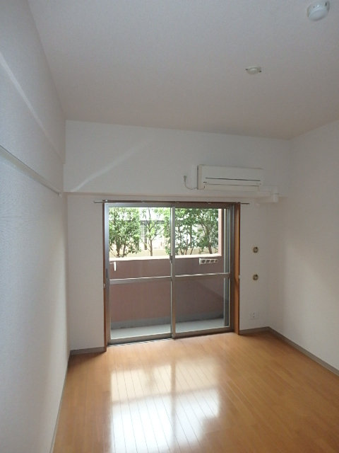 居室・リビング　天井が高いお部屋を是非体感下さい。