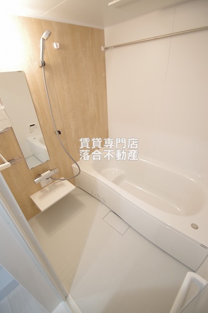 バス・シャワールーム　追い炊き機能、浴室乾燥機付き♪広々としたお風呂です。