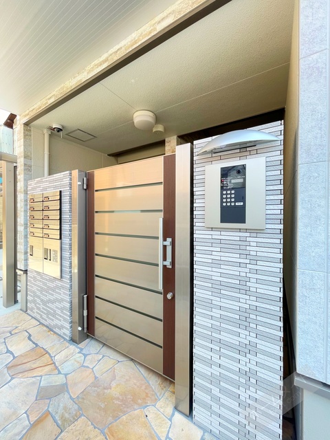 エントランス　オートロック付きで部外者シャットアウト♪