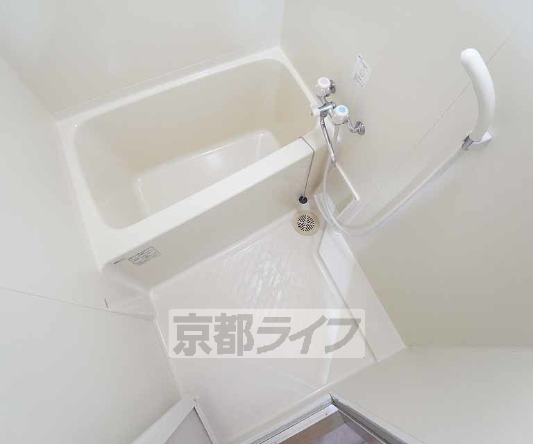 バス・シャワールーム　清潔感のあるお風呂です。