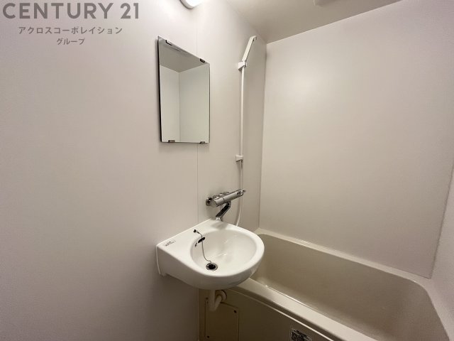 洗面設備　浴室内に洗面台ついてます！