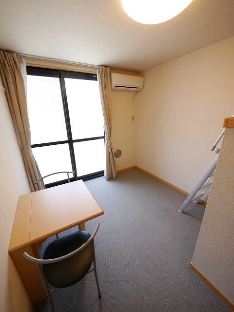 居室・リビング　★大きい窓の明るい洋室★