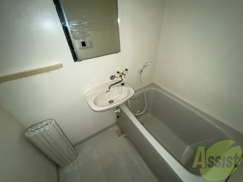 バス・シャワールーム　バスルームは狭すぎず、シャワーも浴びやすそうです。