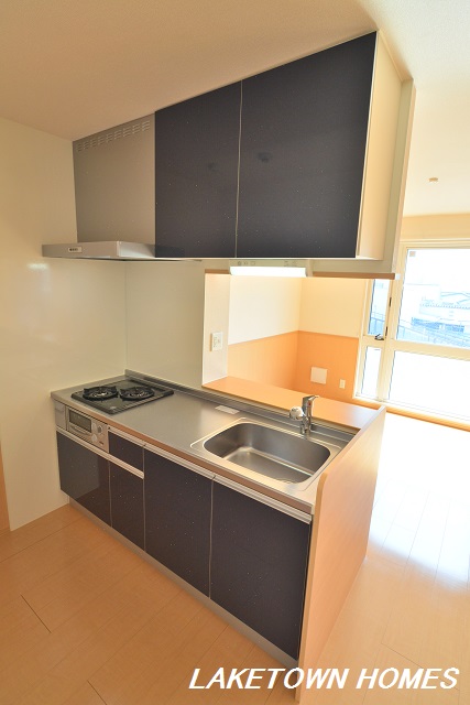 キッチン　２口グリル付の対面式システムキッチンです。