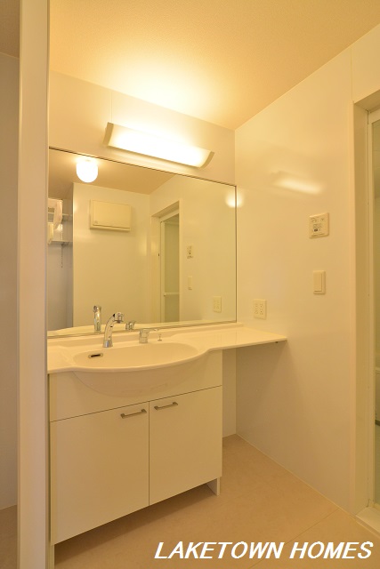 洗面設備　ワイドタイプのシャワー付洗面化粧台です。