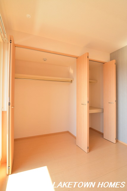 収納　４．５帖洋室のクローゼットと物入収納です。