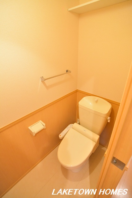 トイレ　上部に収納のある温水洗浄暖房便座付のトイレです。