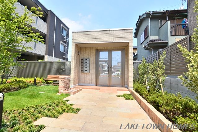 エントランス　オートロック機能付のエントランスです。