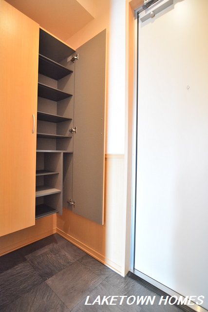 玄関　玄関ホールと玄関収納です。