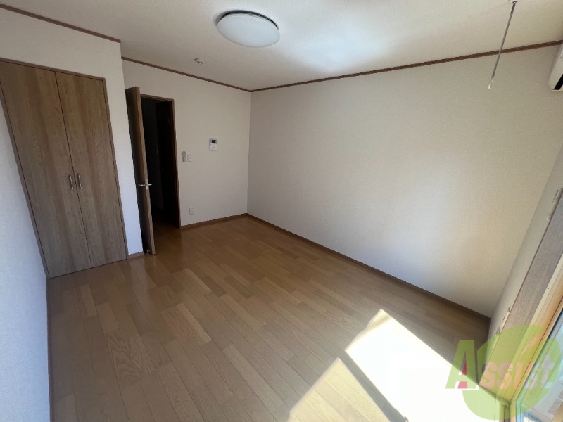 居室・リビング　フローリングで落ち着きのある空間になっています