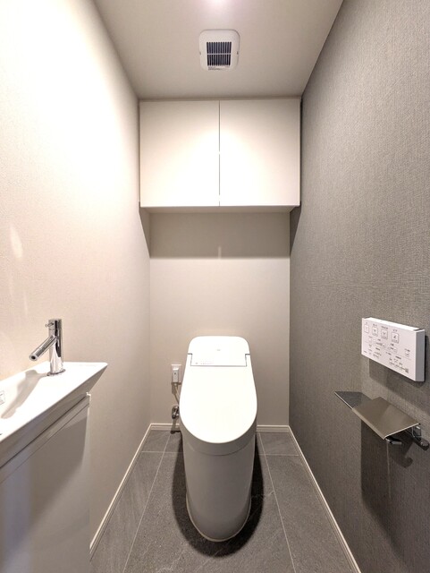 トイレ　清潔感のある落ち着いた空間のトイレです。