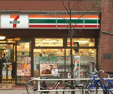 コンビニ　セブンイレブン　西新宿小滝橋通り店（コンビニ）まで300m