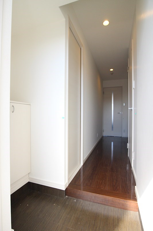 玄関　※写真はイメージです　お部屋により建具・フローリングカラーが