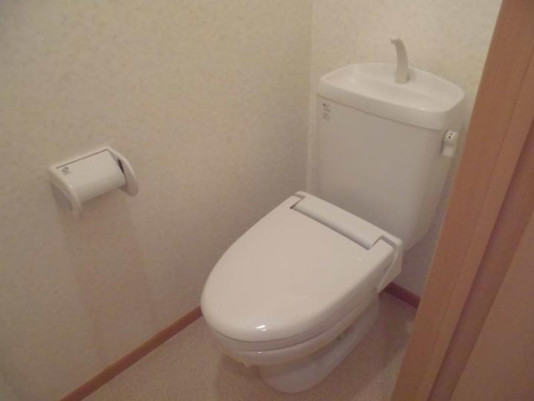 トイレ　温水シャワー付きトイレです