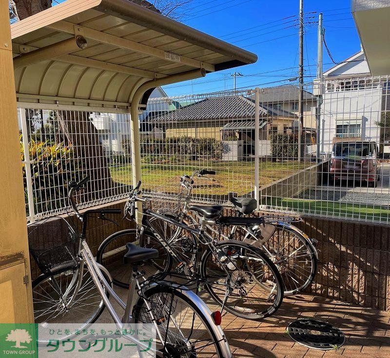 その他　屋根付き駐輪場完備