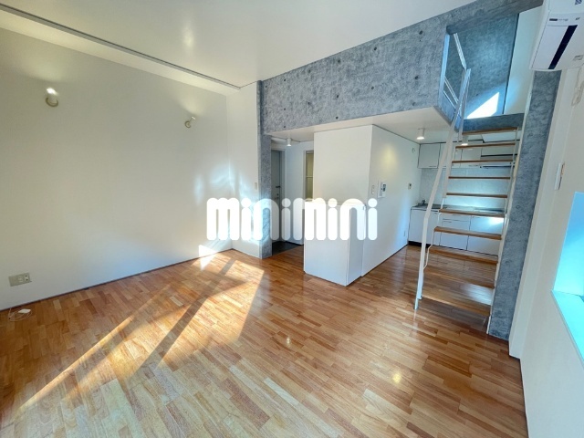居室・リビング　つるつるのフローリングのお部屋です。
