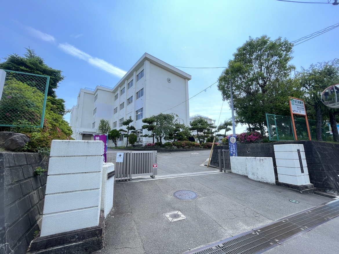 中学校　仙台市立南光台中学校（中学校）まで817m