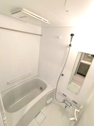 バス・シャワールーム　追焚オートバス、24時間換気浴室乾燥機付きです