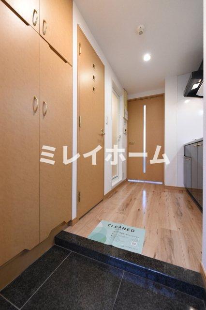 玄関　同建物内、別のお部屋の参考写真になります。