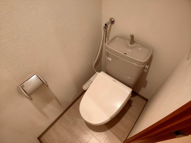 トイレ　ウォシュレット付きのトイレです。シャワートイレは日本の宝。