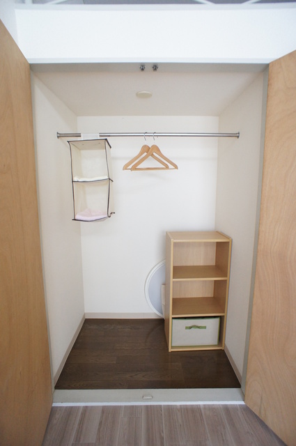 収納　パイプハンガーがあるのでたたまず衣類を掛けることができます♪