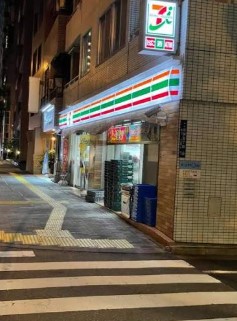 コンビニ　セブンイレブン港区三田5丁目店（コンビニ）まで110m