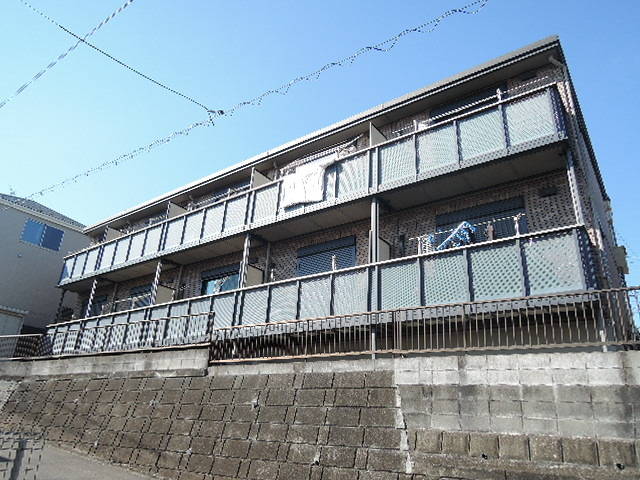 建物外観　耐震構造のセキスイハイム施工　道路面から高くなっています