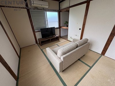 居室・リビング　床色が落ち着いた色合いで綺麗です♪