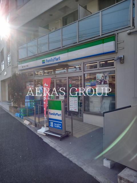 コンビニ　ファミリーマート 幡ヶ谷三丁目店（コンビニ）まで216m