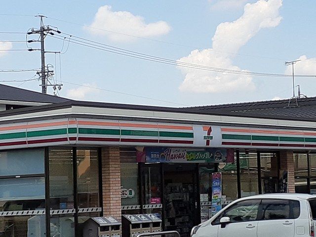 コンビニ　セブンイレブン（コンビニ）まで300m