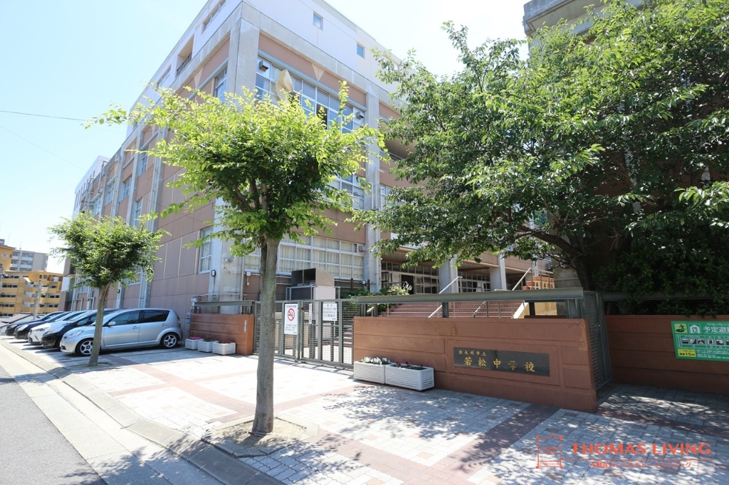 中学校　北九州市立若松中学校（中学校）まで648m