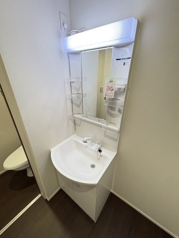 洗面設備　写真は同建物の別部屋を参考に掲載しております。