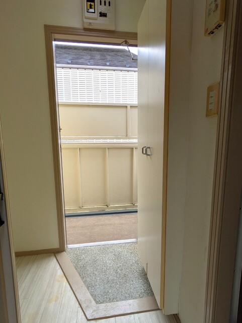 玄関　※清掃前のお部屋となります