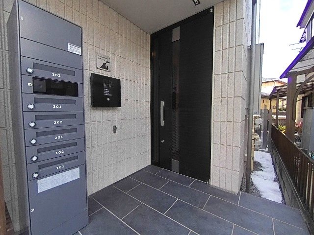 エントランス　エントランスは安心のオートロック＆宅配ボックス付き