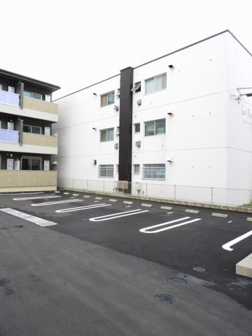 駐車場　駐車場に車を止められます