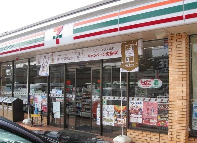 コンビニ　セブンイレブン（コンビニ）まで585m