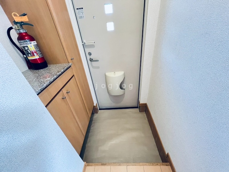 玄関　明るい開放的な玄関です。