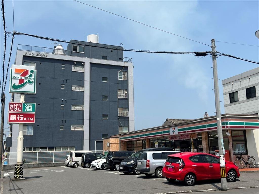 コンビニ　セブンイレブン（コンビニ）まで550m