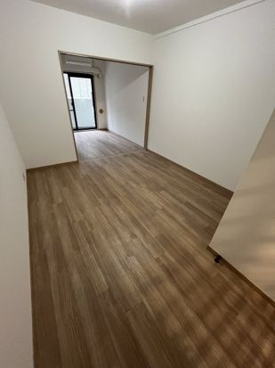 クリオ神奈川新町弐番館の居間写真