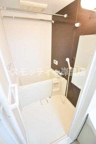 バス・シャワールーム　コンパクトで使いやすいお風呂です