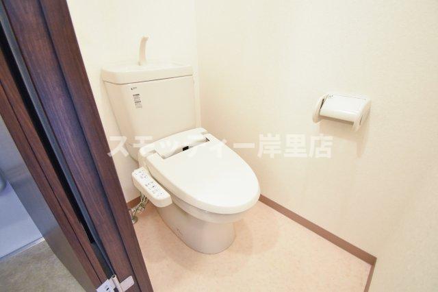 トイレ　落ち着いた色調のトイレです