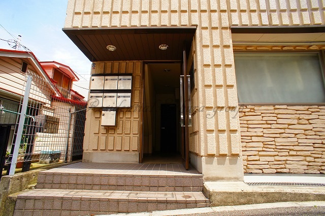 エントランス　重厚感のある建物デザイン♪