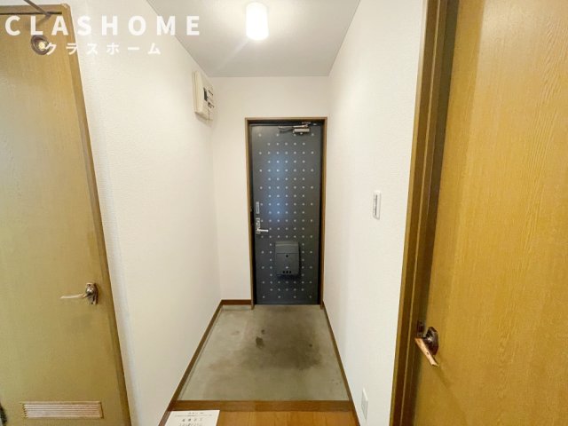 玄関　同物件の別部屋になります。