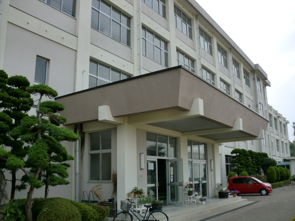 小学校　姫路市立　四郷小学校（小学校）まで925m