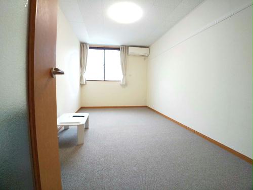 居室・リビング　ワイドな窓にて明るいお部屋