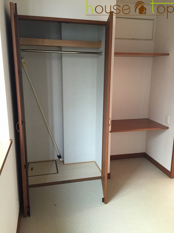 収納　大きなクローゼットの横にも収納スペースがありますので便利です