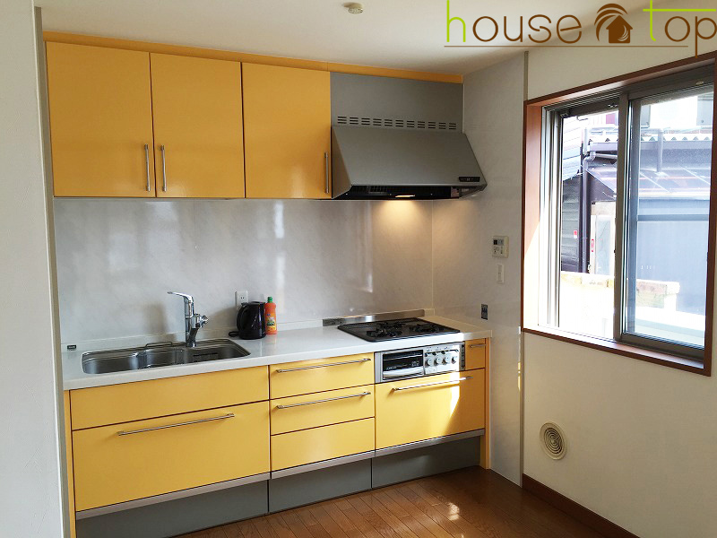 キッチン　3口コンロ付のシステムキッチン！キッチンには窓もありますよ♪